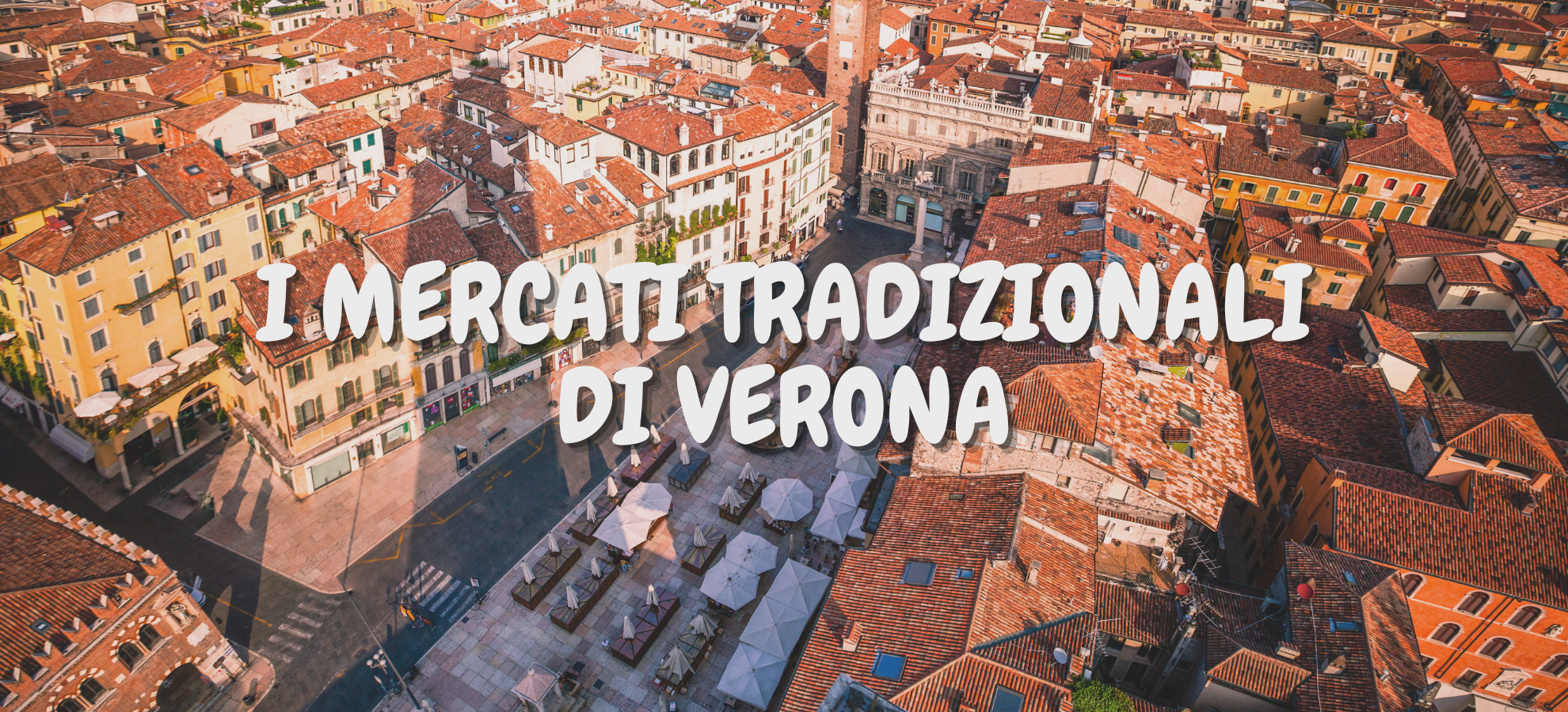 Foto di piazza erbe dall'alto in cui si vedono anche i mercatini