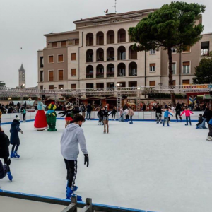 PISTA DI PATTINAGGIO SUL GHIACCIO